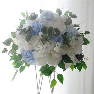 블루와 화이트 플로럴 센터피스